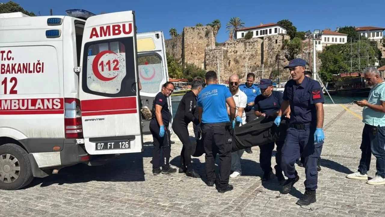 Denizdeki vatandaşlar acı olayı anbean izledi! Genç kız 35 metre yüksekten düştü