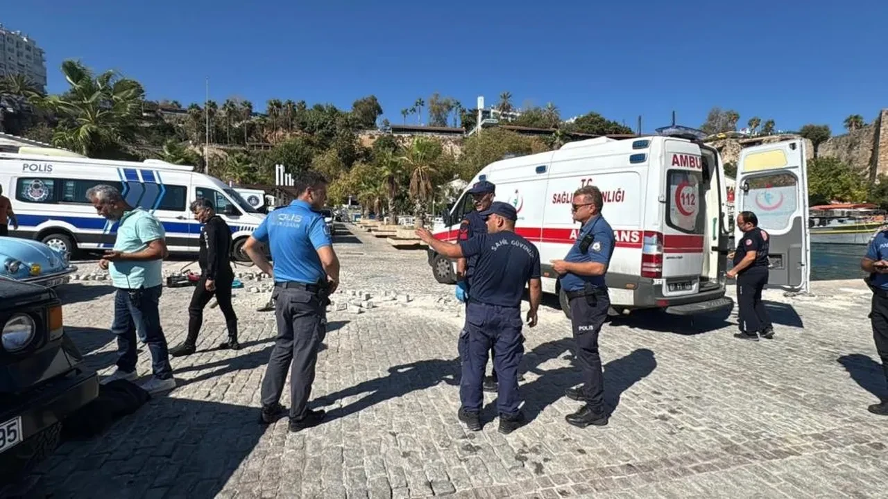 Denizdeki vatandaşlar acı olayı anbean izledi! Genç kız 35 metre yüksekten düştü