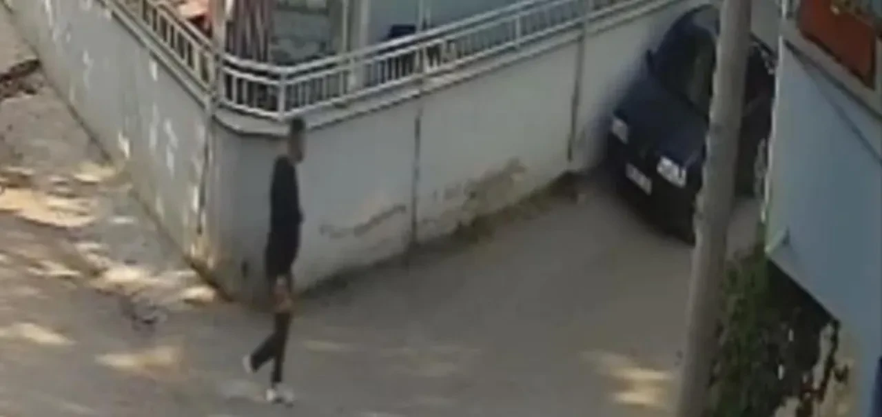 Elini kolunu sallayarak geldi, benzini döküp ateşe verdi!