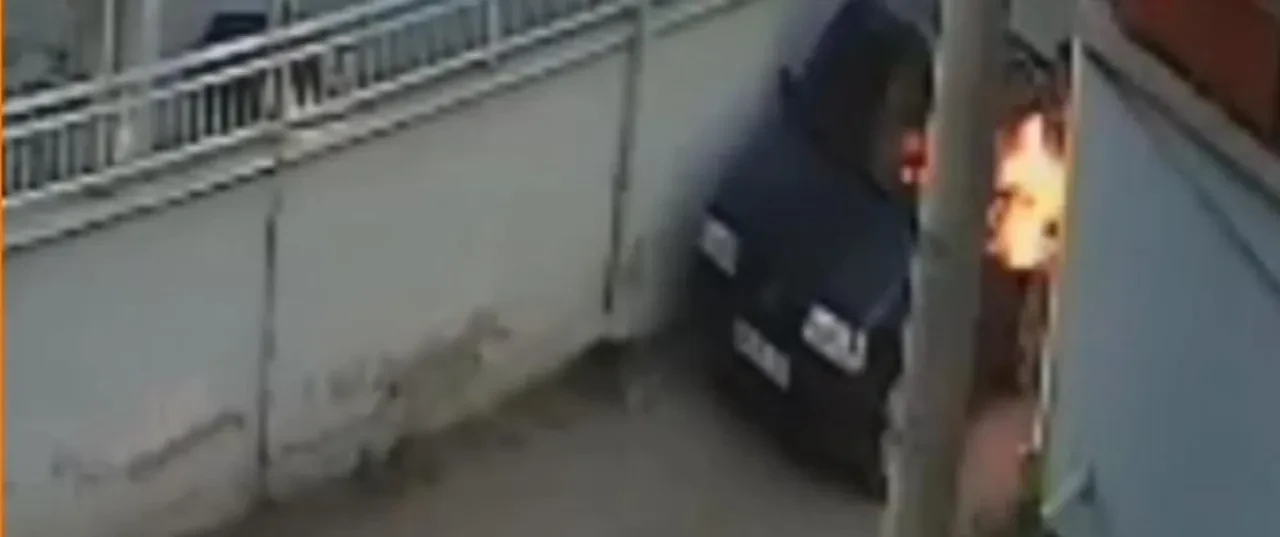 Elini kolunu sallayarak geldi, benzini döküp ateşe verdi!