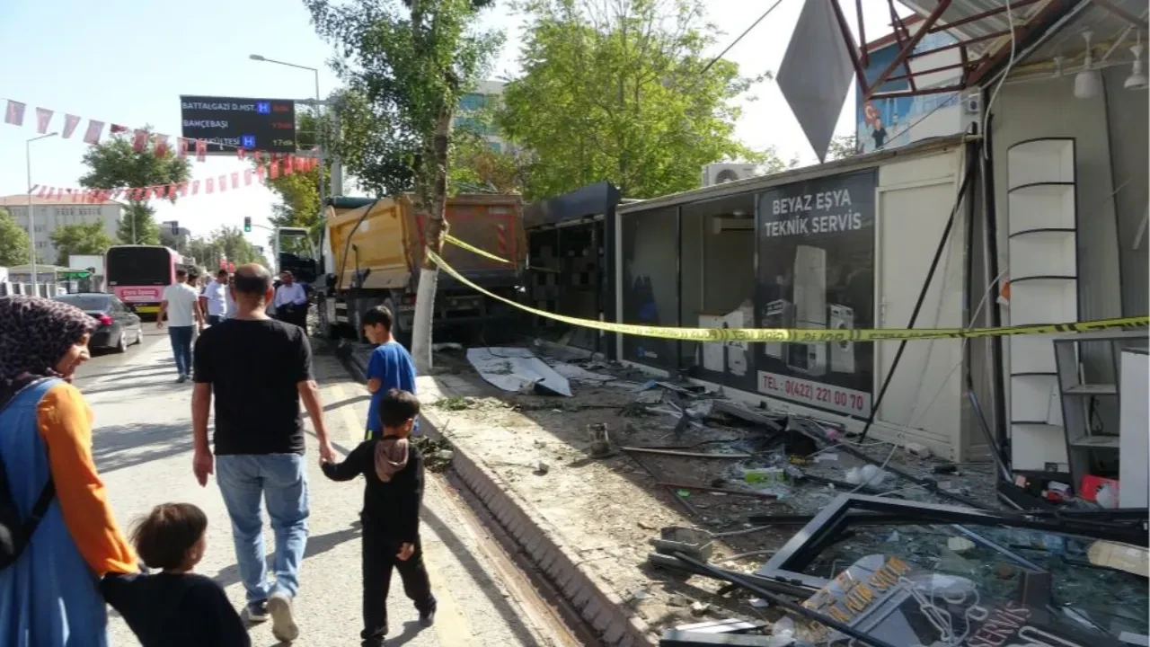 Freni arızalanan kamyon iş yerlerine daldı