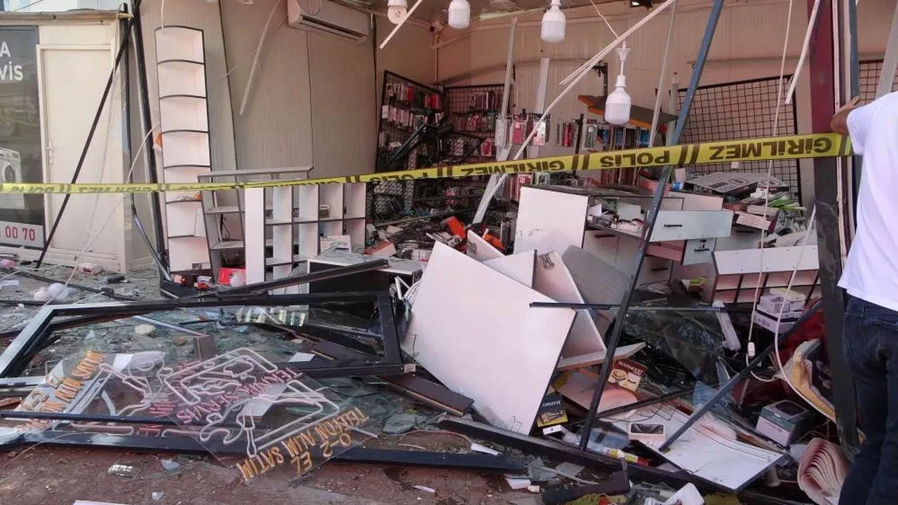 Freni arızalanan kamyon iş yerlerine daldı