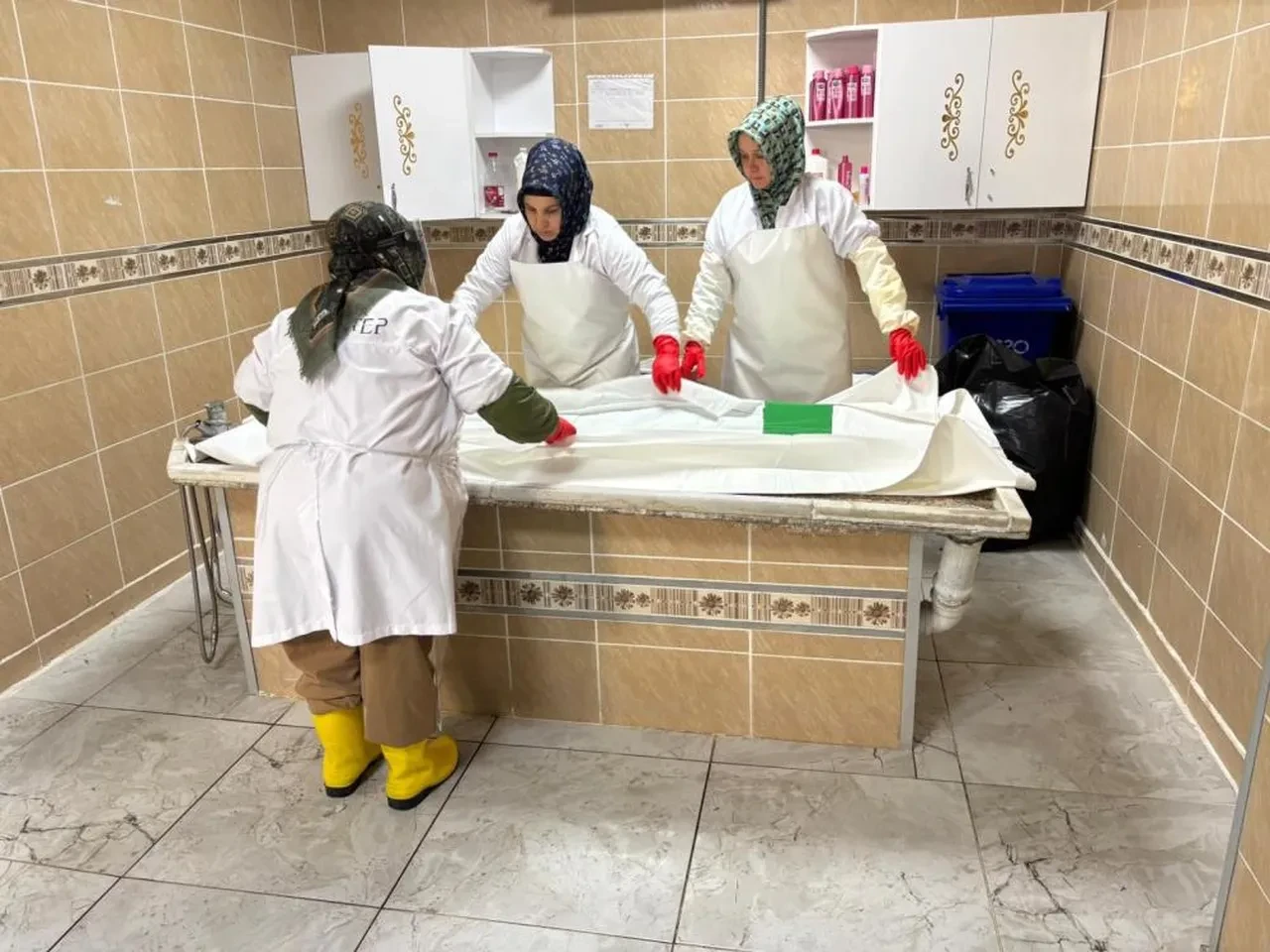 Herkesin korktuğu gassallığı onlar severek yapıyor! Kadın gassalları duyanlar şaşkına dönüyor