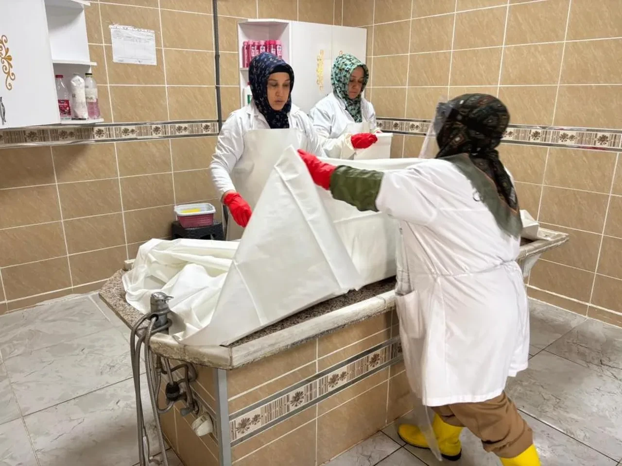 Herkesin korktuğu gassallığı onlar severek yapıyor! Kadın gassalları duyanlar şaşkına dönüyor