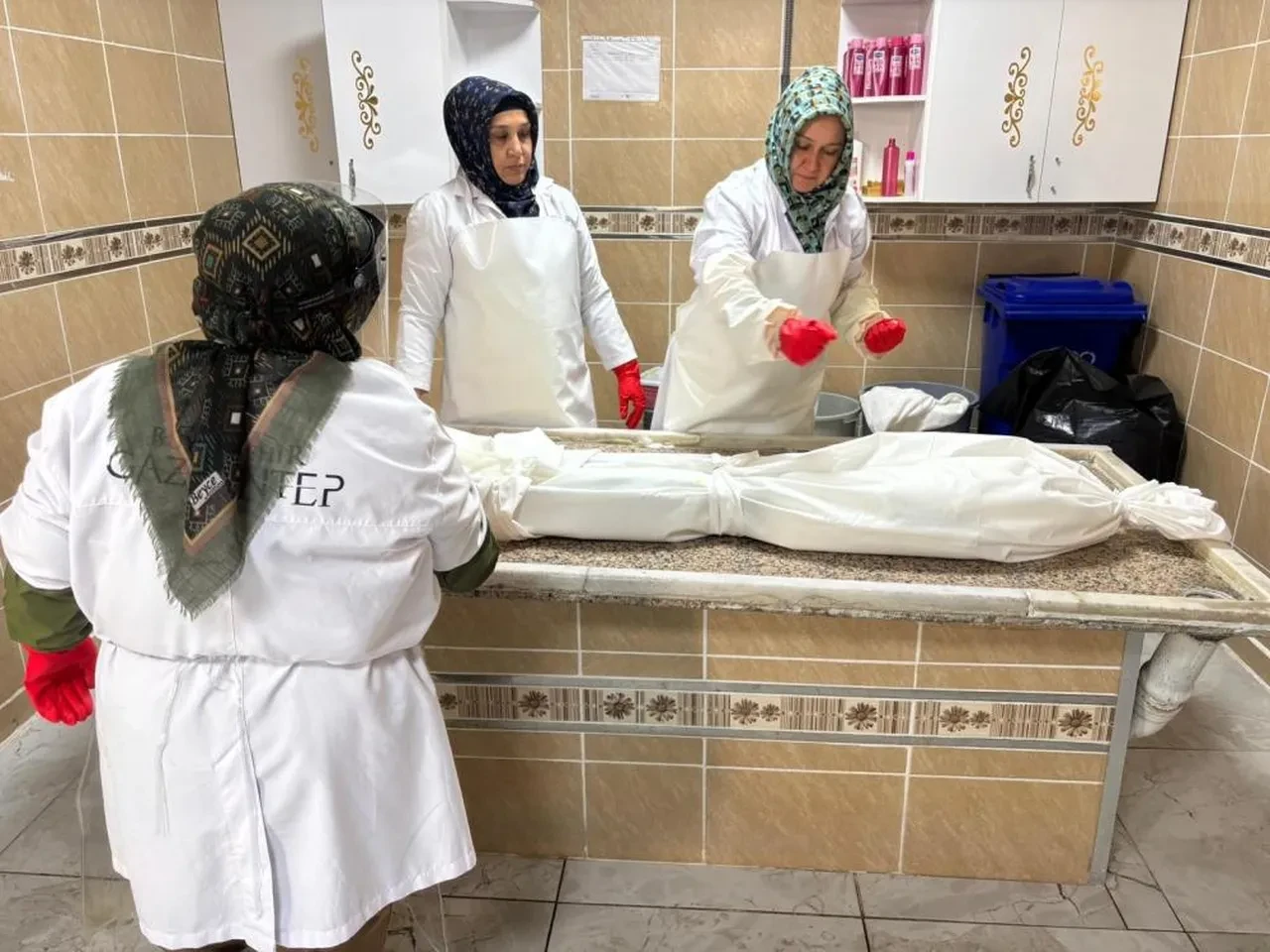 Herkesin korktuğu gassallığı onlar severek yapıyor! Kadın gassalları duyanlar şaşkına dönüyor