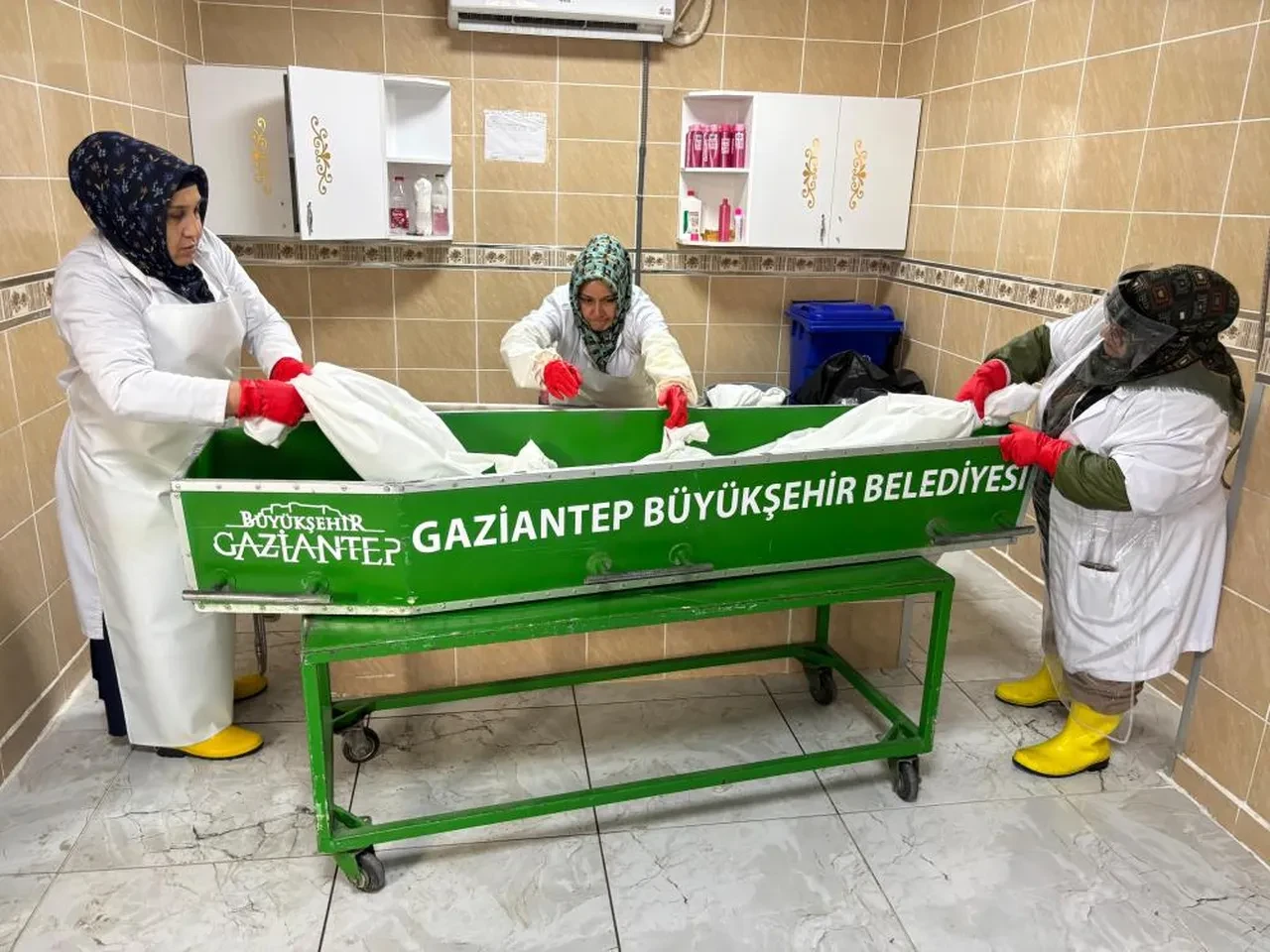 Herkesin korktuğu gassallığı onlar severek yapıyor! Kadın gassalları duyanlar şaşkına dönüyor