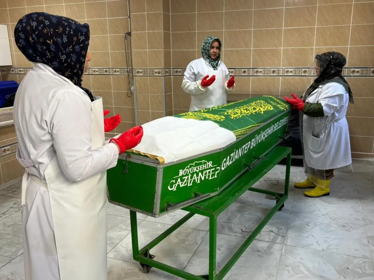 Herkesin korktuğu gassallığı onlar severek yapıyor! Kadın gassalları duyanlar şaşkına dönüyor