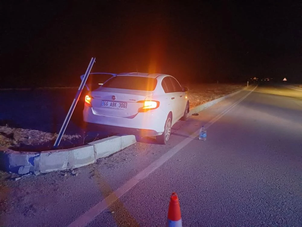 Çorum’da refüje çarpan araçta inanılmaz kurtuluş!