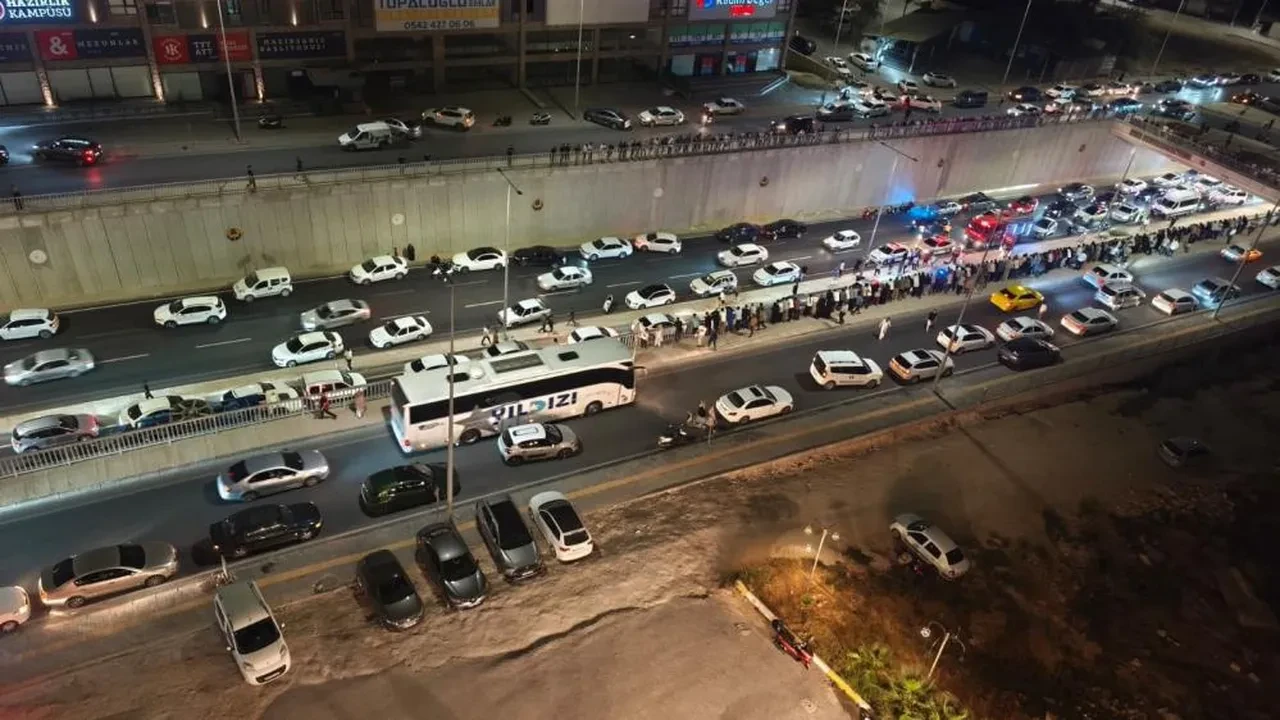 Şanlıurfa'da trafiği kilitleyen zincirleme kaza: Çok sayıda yaralı var