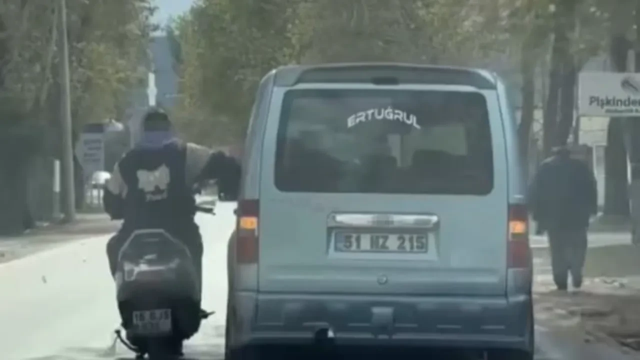 Trafikte sohbet aşkı! Seyir halindeki araca yaslandı, konuşa konuşa gitti