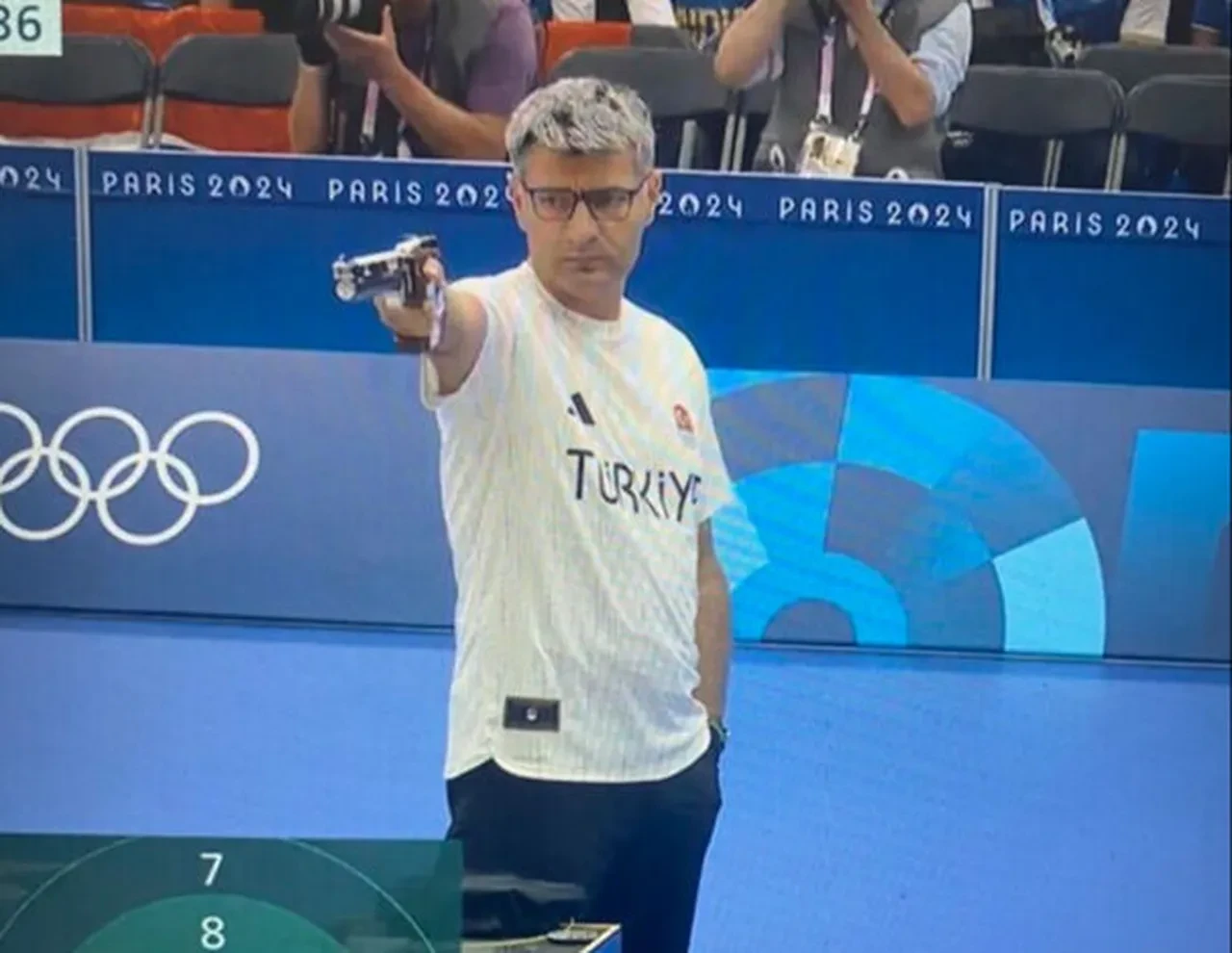 Yusuf Dikeç altın madalyayı yine ekipmansız kazandı