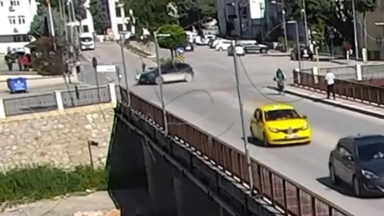 Amasya'da otomobil anne ve 2 çocuğuna çarptı! O anlar kamerada