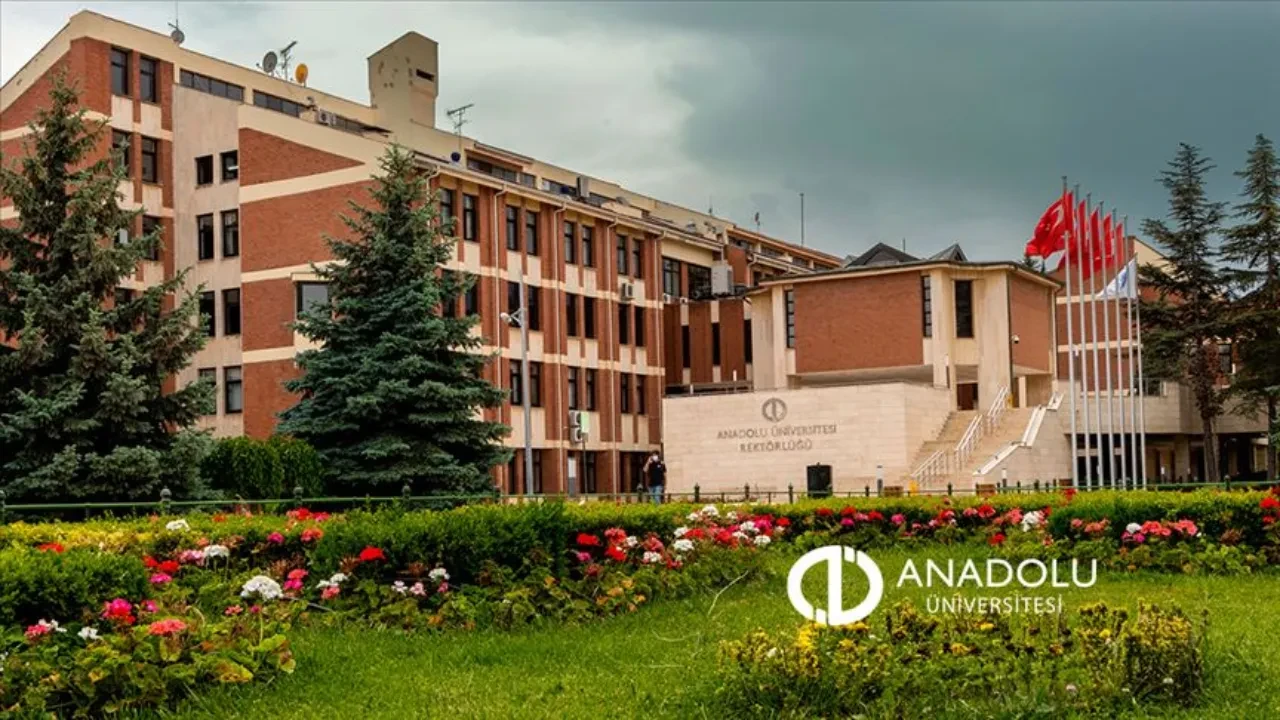 Anadolu Üniversitesi kayıt yenileme ücreti 2025! Kayıt yenileme nereden yapılıyor?