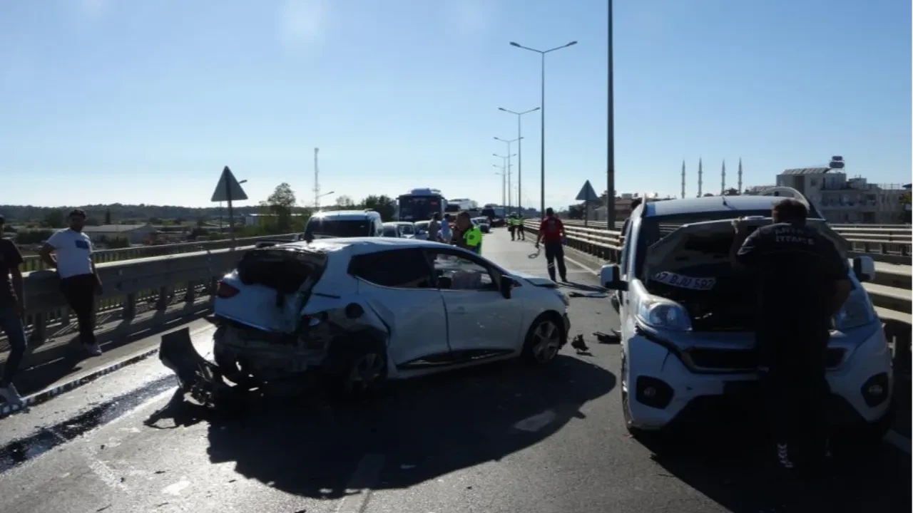 Antalya'da zincirleme kaza: 3'ü Rus vatandaşı 5 kişi yaralandı 