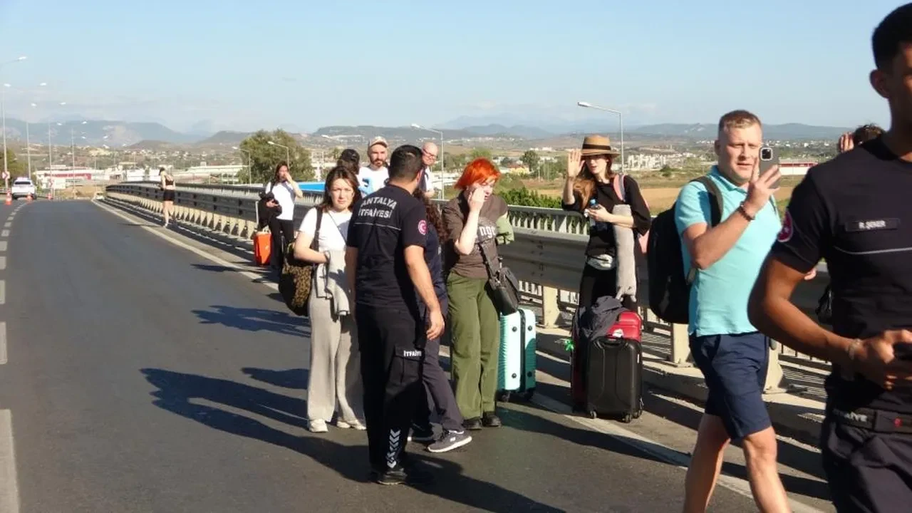 Antalya'da zincirleme kaza: 3'ü Rus vatandaşı 5 kişi yaralandı 