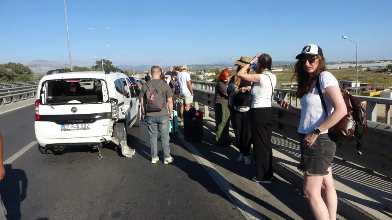 Antalya'da zincirleme kaza: 3'ü Rus vatandaşı 5 kişi yaralandı 