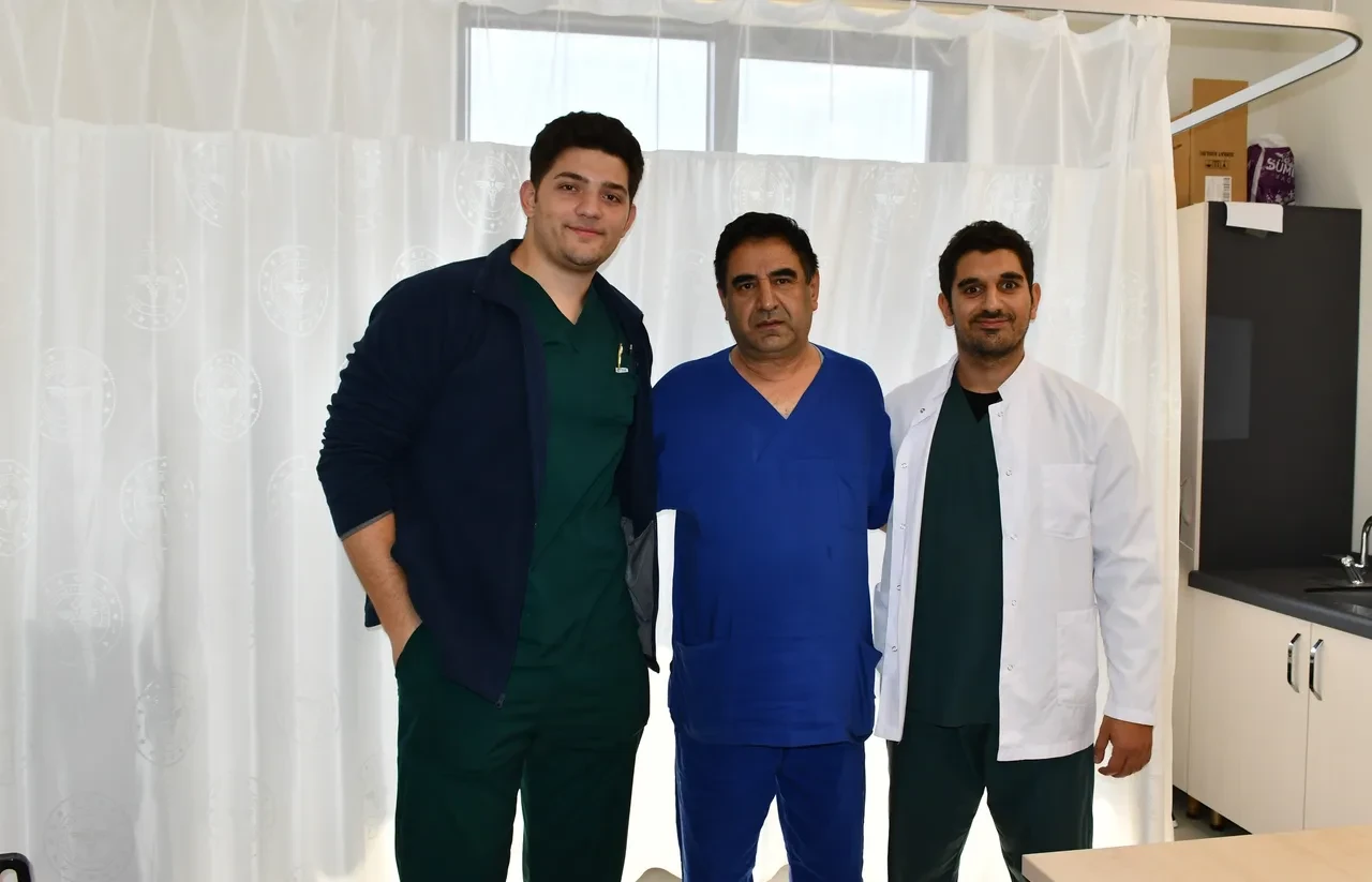 Babasının izinden gidiyor! Baba-oğul aynı hastanede görevde