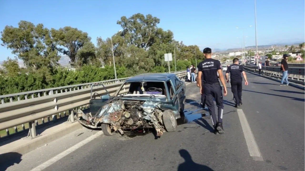 Bariyerlere çarpan araç resmen hurdaya döndü 