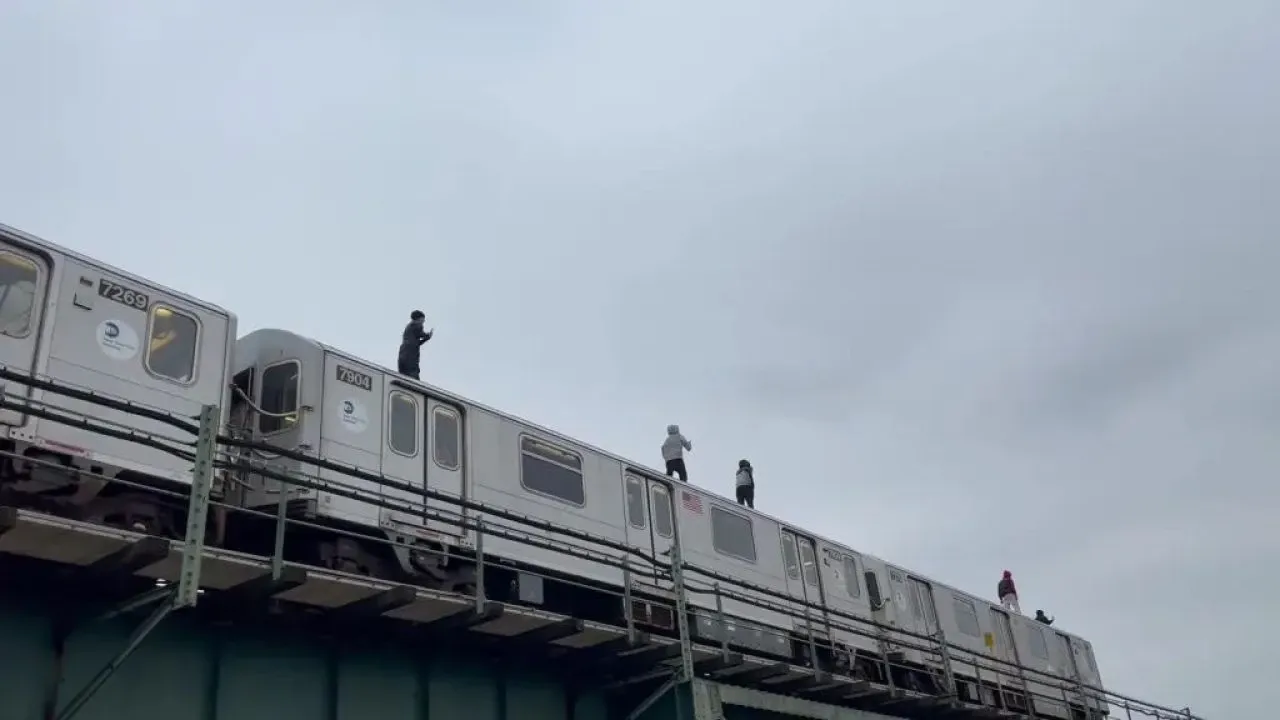 Gençlerin tehlikeli oyunu, metro sörfü yine ölümle sonuçlandı: 2 kız hayatını kaybetti