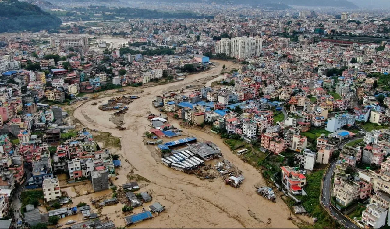 Hindistan ve Nepal felaketi yaşıyor! Sel ve toprak kaymasında onlarca ölü var