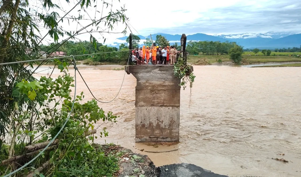 Hindistan'daki şiddetli yağışlar hayatı felç etti! Çok sayıda ölü var 