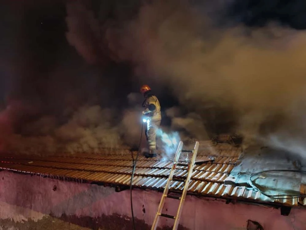 Bursa’da dört dükkan alevlere teslim oldu