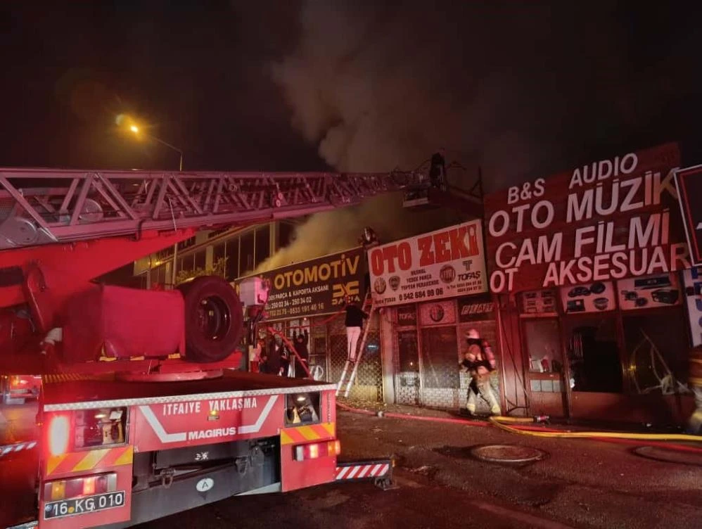 Bursa’da dört dükkan alevlere teslim oldu