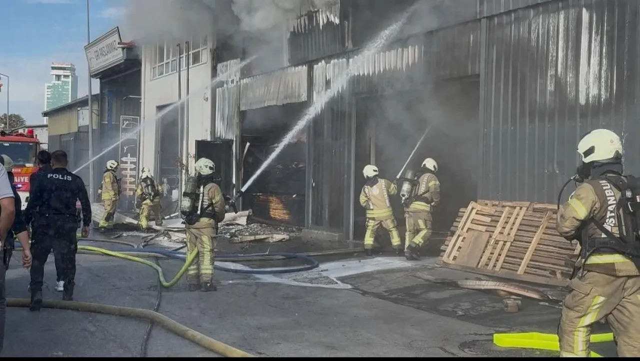 İstanbul'da fabrika yangını! Çok sayıda ekip bölgede