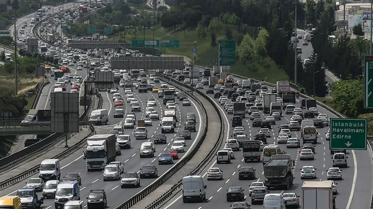 İstanbul'da trafik haftanın ilk iş gününde kilit! Araçlar ilerlemekte güçlük çekiyor