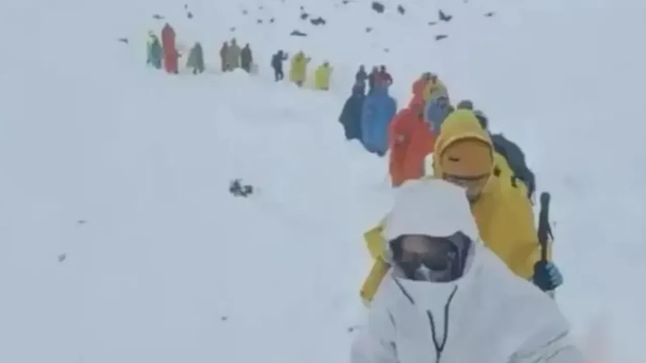 Kar fırtınası yüzünden bin kişi mahsur kaldı: 3 gün sonra temas kuruldu