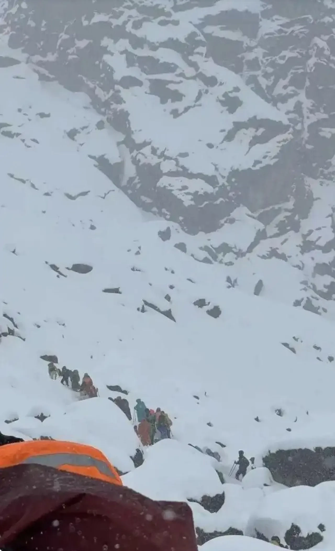 Kar fırtınası yüzünden bin kişi mahsur kaldı: 3 gün sonra temas kuruldu