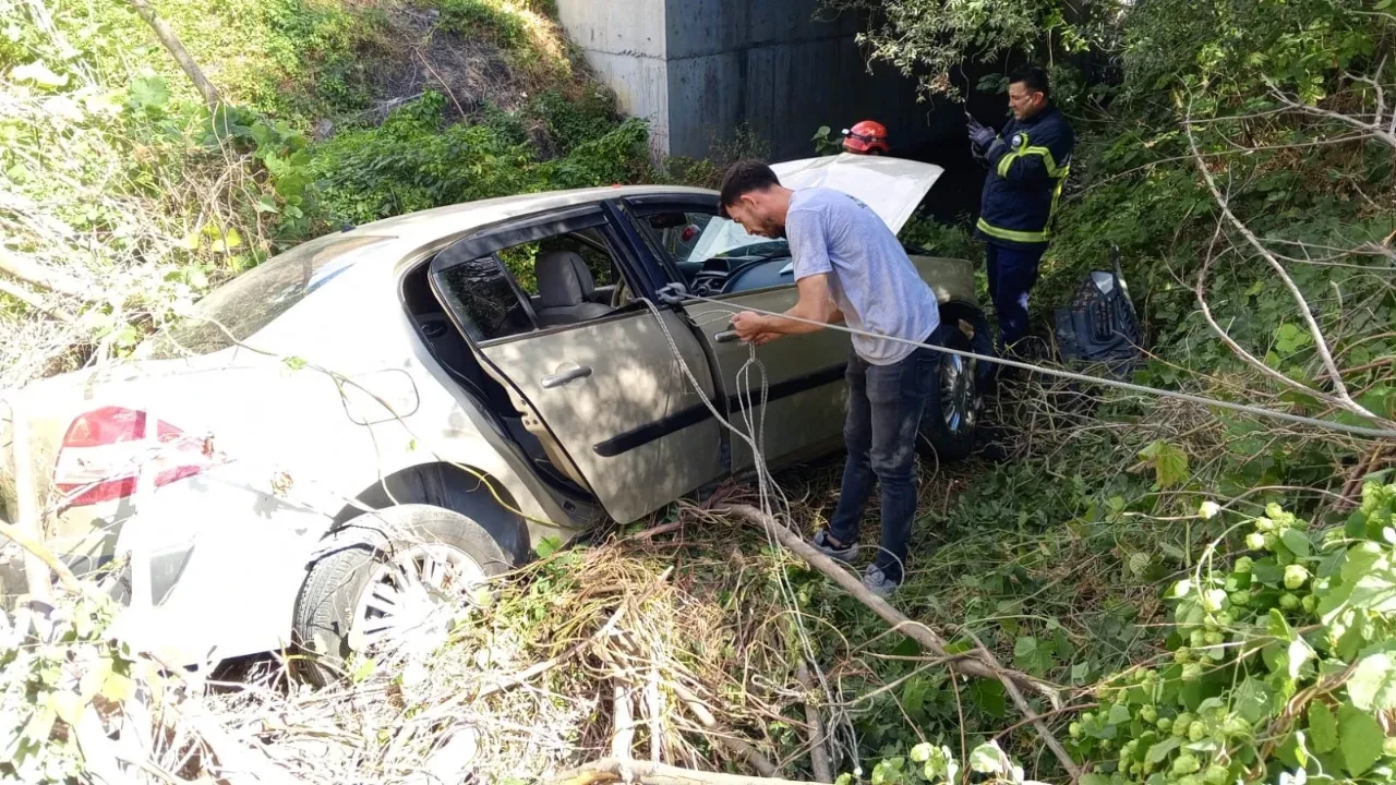 Karayolundaki aracın tekerleği koptu! Şarampole uçan araçta 1'i ağır 2 kişi yaralandı
