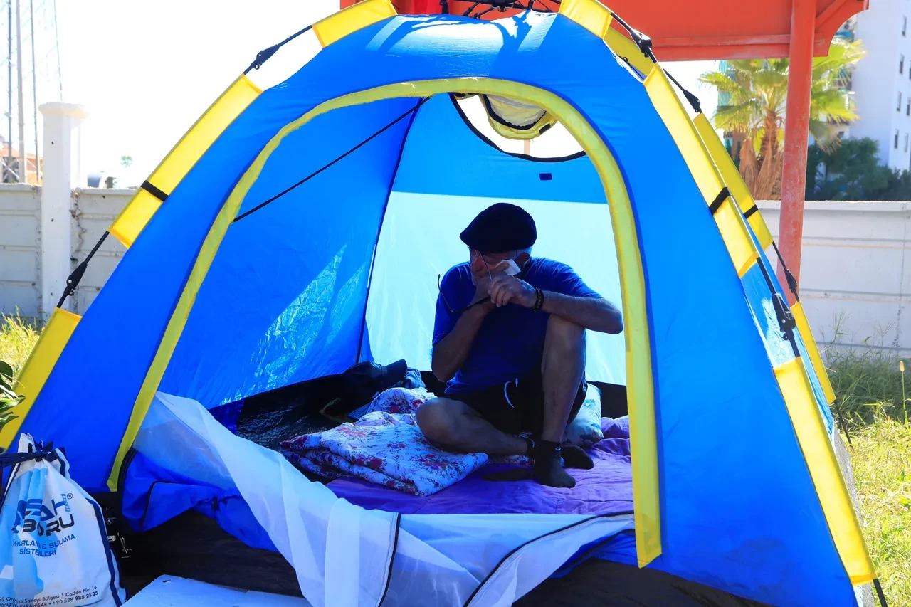 Kendisini 17 yerinden bıçaklayan karısını bankta yatarken gördü! Verdiği karar hayatını kararttı