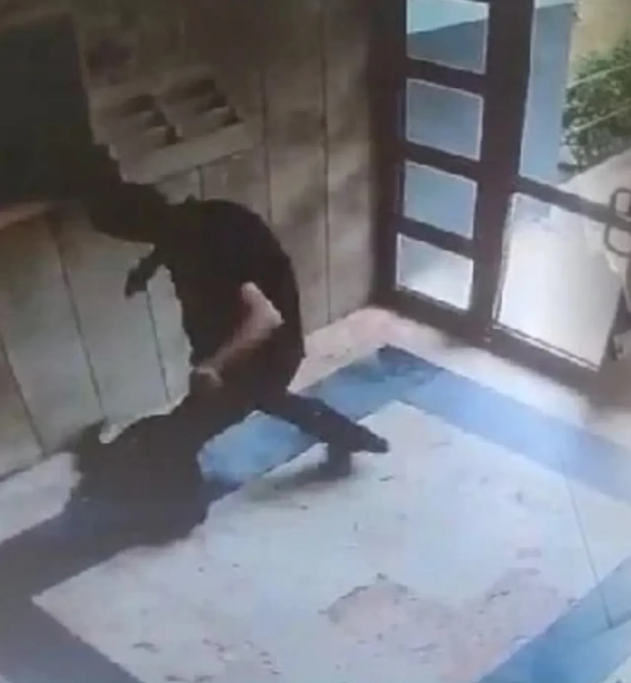 Küçük kediyi kuyruğundan tutarak yerden yere vurmuştu! Cezve'nin katilinin cezası belli oldu!