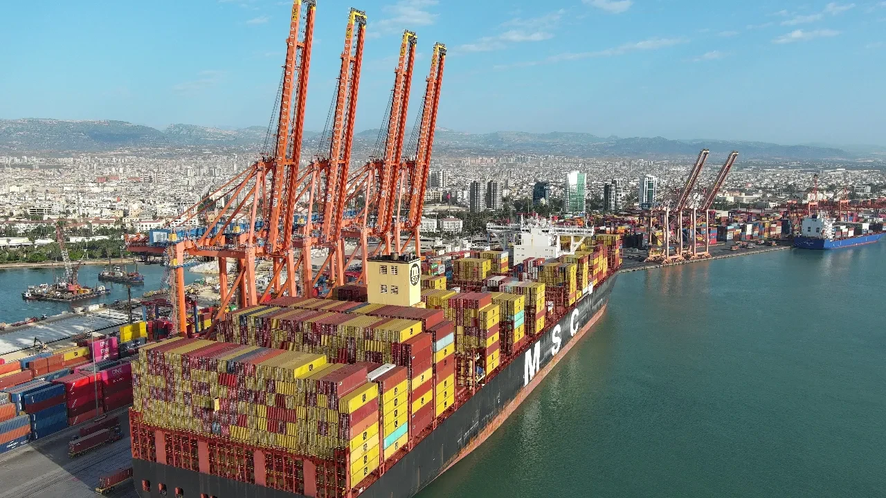 Mersin limanında tarihi gün! 400 metrelik mega gemi ilk kez demir attı