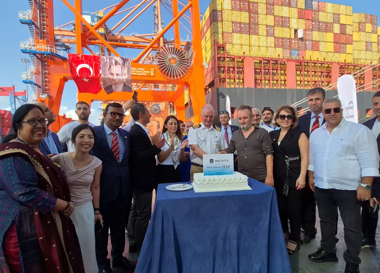 Mersin limanında tarihi gün! 400 metrelik mega gemi ilk kez demir attı