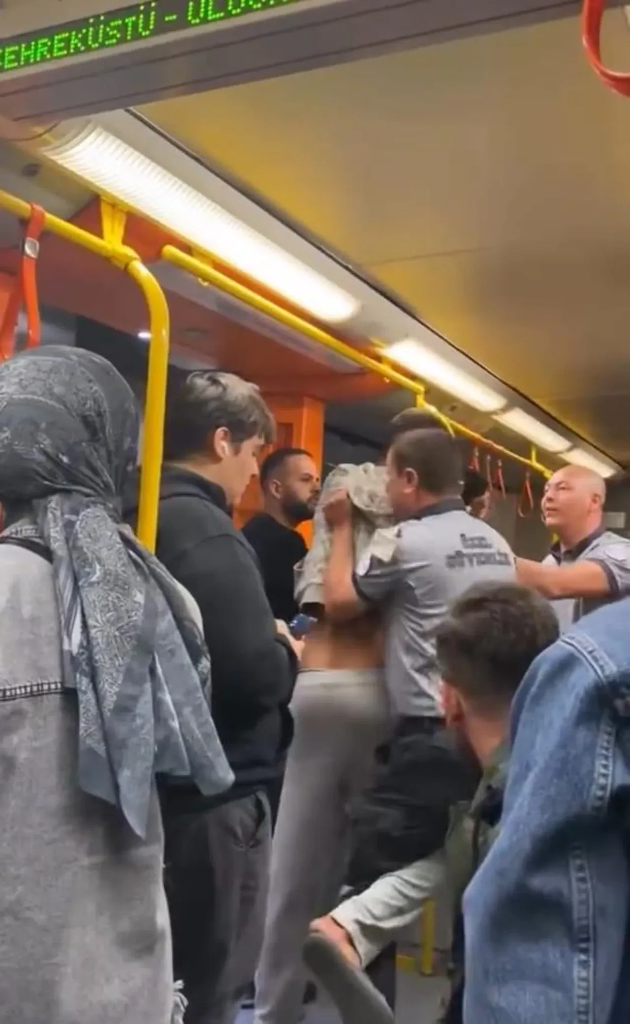 Metro seferleri durdu! Güvenlik görevlisi yaka paça dışarı attı