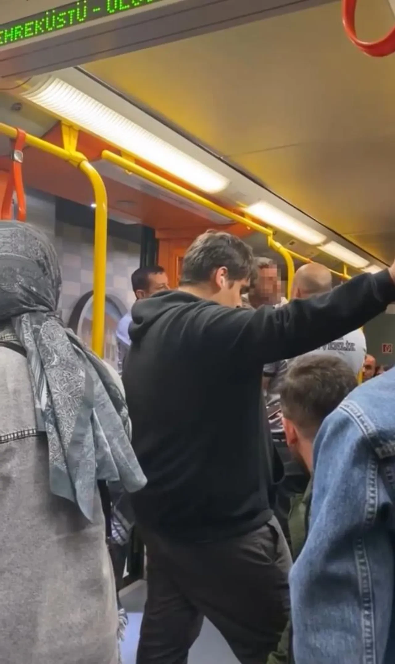 Metro seferleri durdu! Güvenlik görevlisi yaka paça dışarı attı