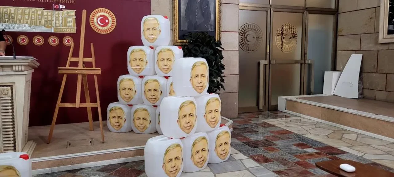 Osman Gökçek'ten Mansur Yavaş'a 'bidonlu' gönderme! Üzerlerine fotoğrafını yapıştırdı: "Allah'tan hiç korkunuz yok mu arkadaş?"