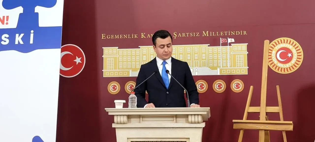 Osman Gökçek'ten Mansur Yavaş'a 'bidonlu' gönderme! Üzerlerine fotoğrafını yapıştırdı: "Allah'tan hiç korkunuz yok mu arkadaş?"