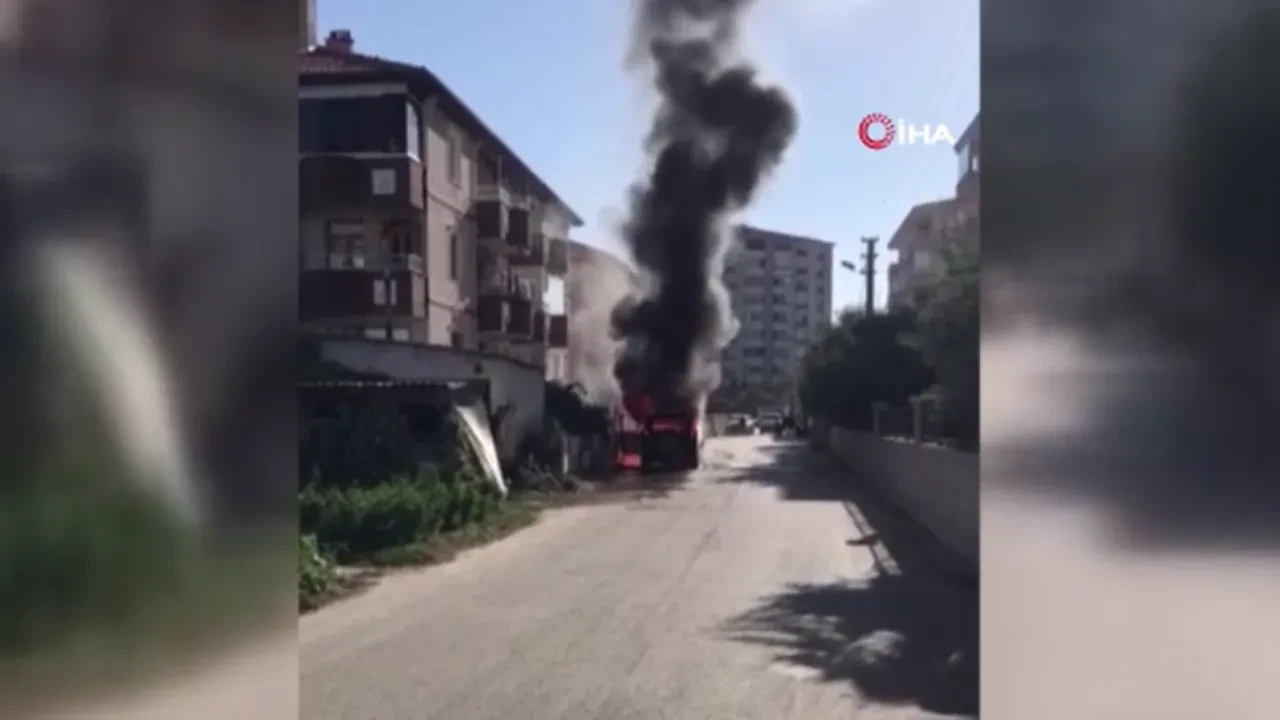 Park halindeki taksi alev alev yandı