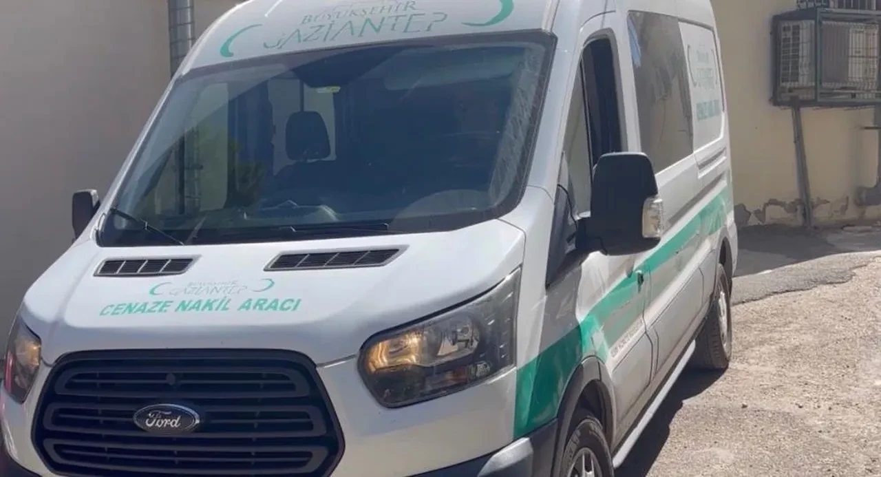 Parktaki çifti uyardı, feci şekilde öldürüldü! Kaskını yaşlı adamın kafasında parçaladı