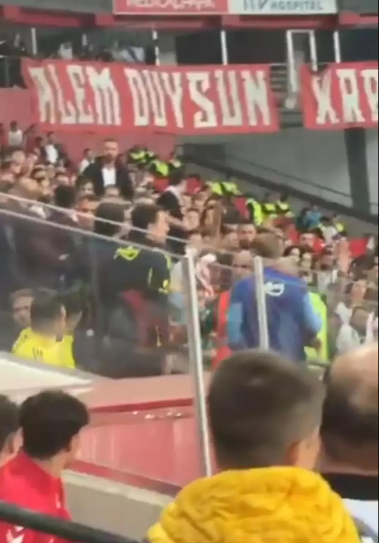 Samsun'da tribünler karıştı! Mert Hakan Yandaş ile taraftarlar arasında tartışma çıktı