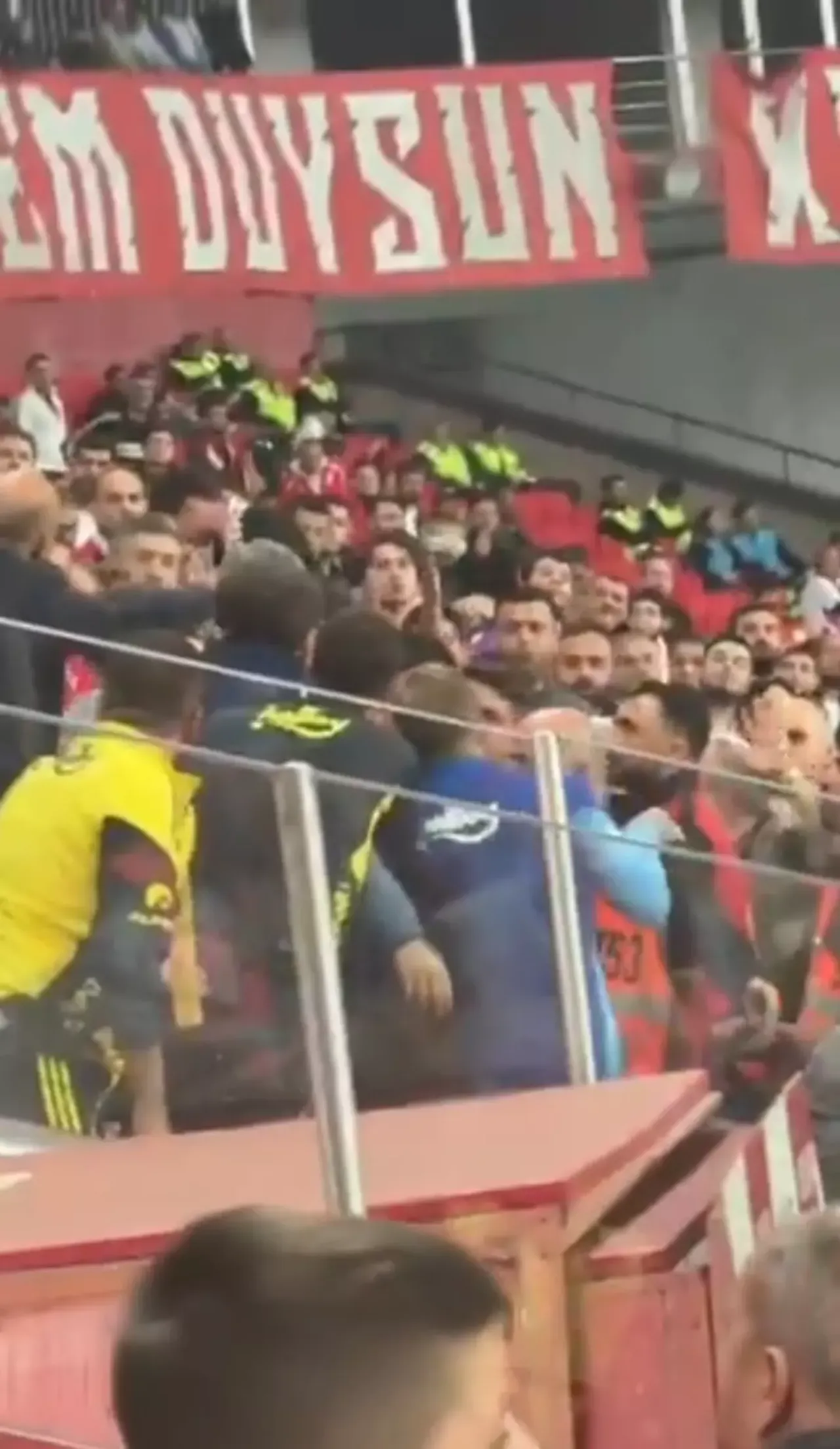 Samsun'da tribünler karıştı! Mert Hakan Yandaş ile taraftarlar arasında tartışma çıktı