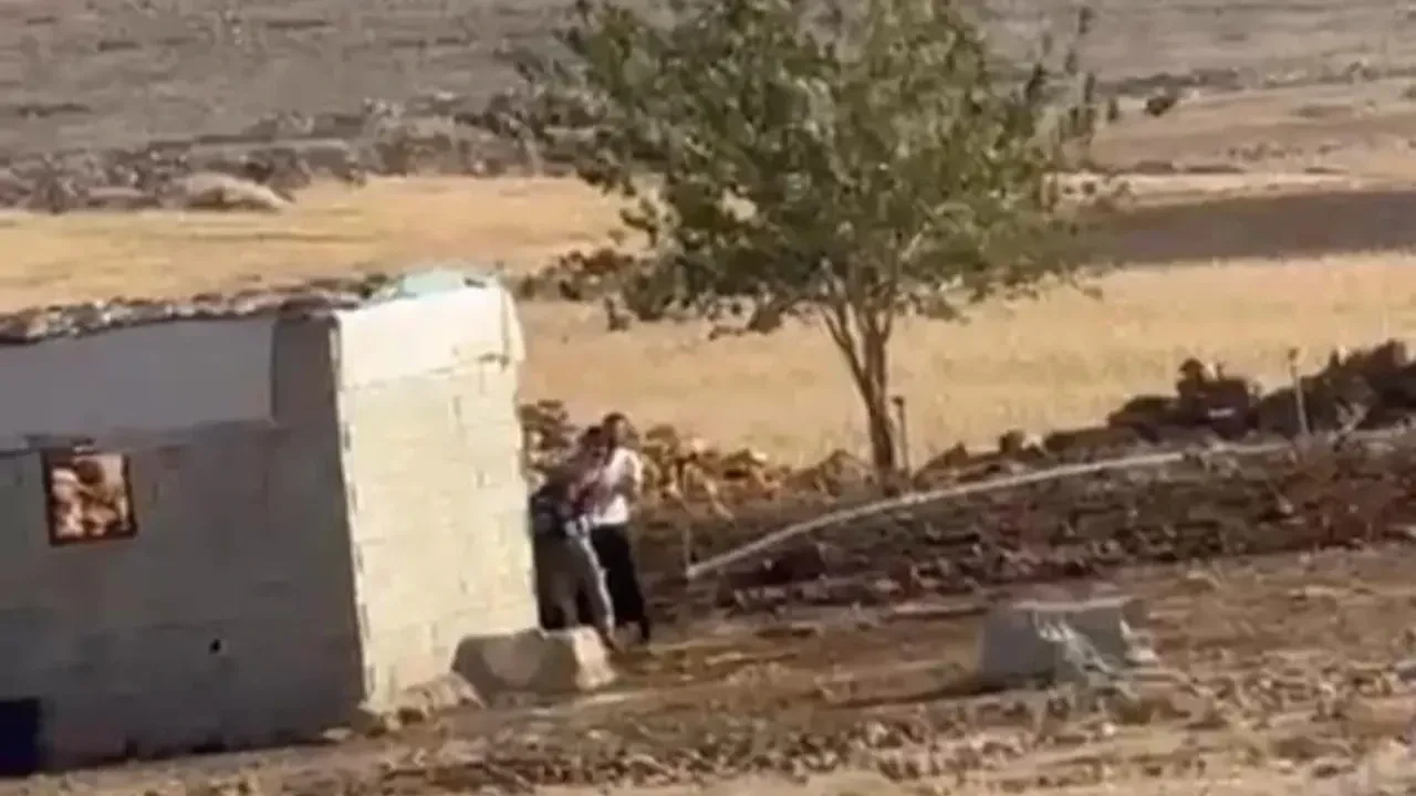 Siverek’te aileler arasında silahlı çatışma kamerada
