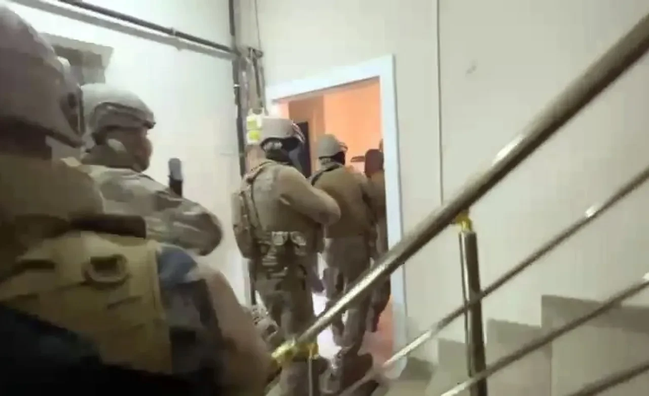 Sokak ortasında infaz! Şüphelilerin yakalanma anı kamerada