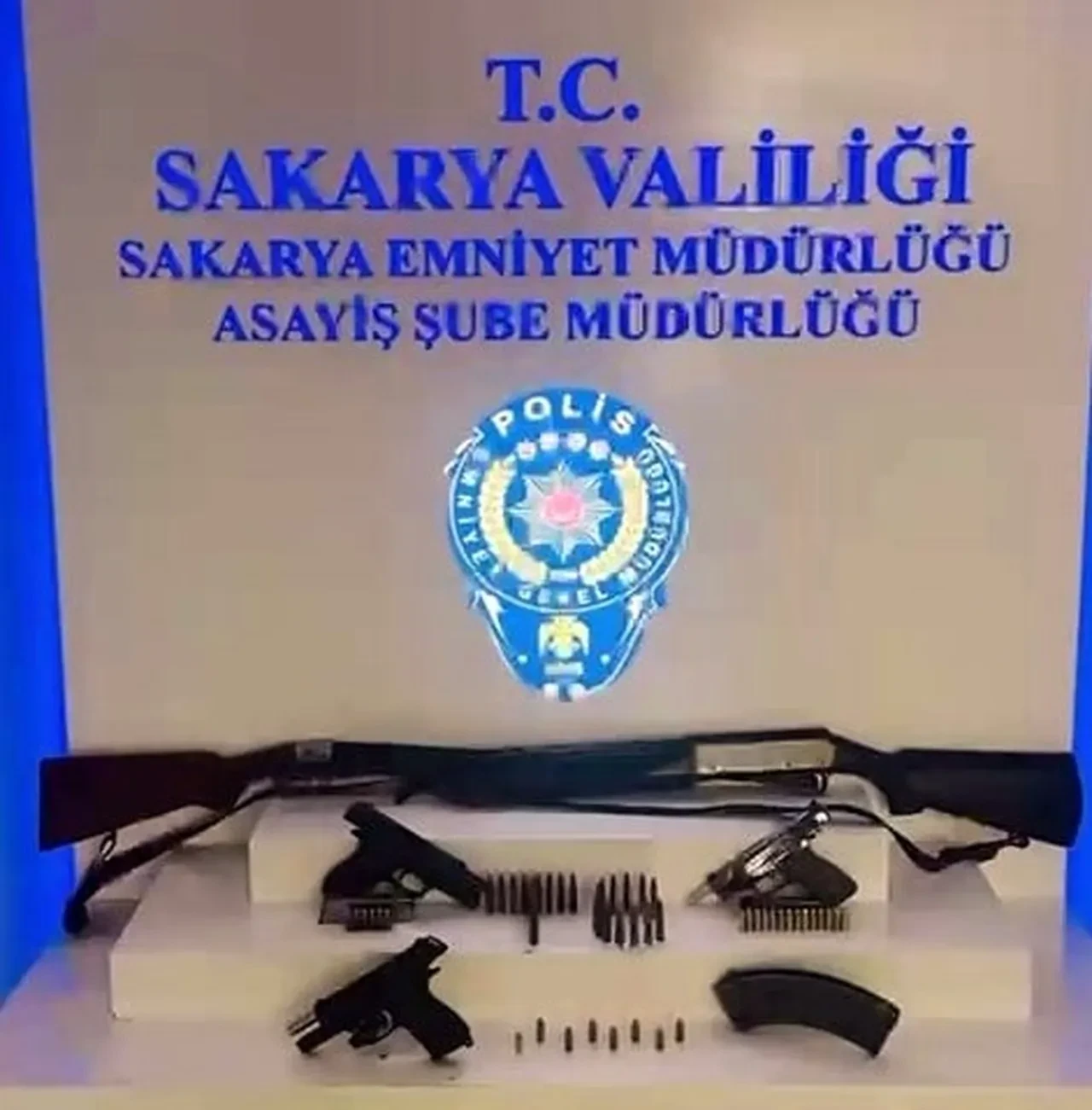 Sokak ortasında infaz! Şüphelilerin yakalanma anı kamerada