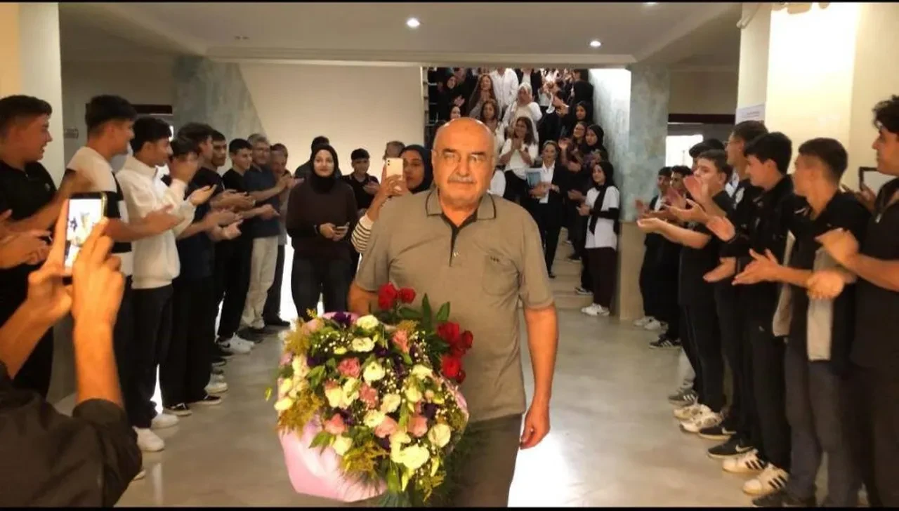 Yarım asırlık öğretmenin vedası bütün öğrencileri ağlattı! 