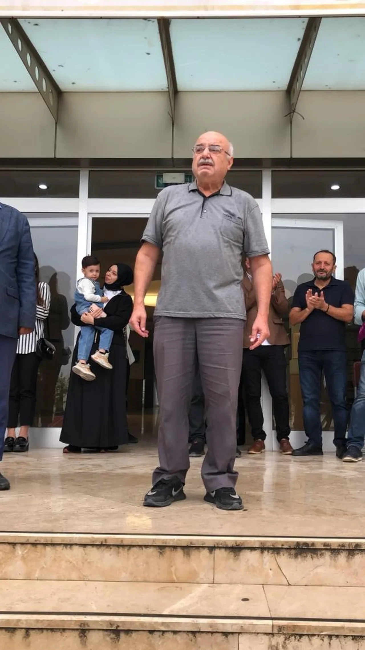 Yarım asırlık öğretmenin vedası bütün öğrencileri ağlattı! 