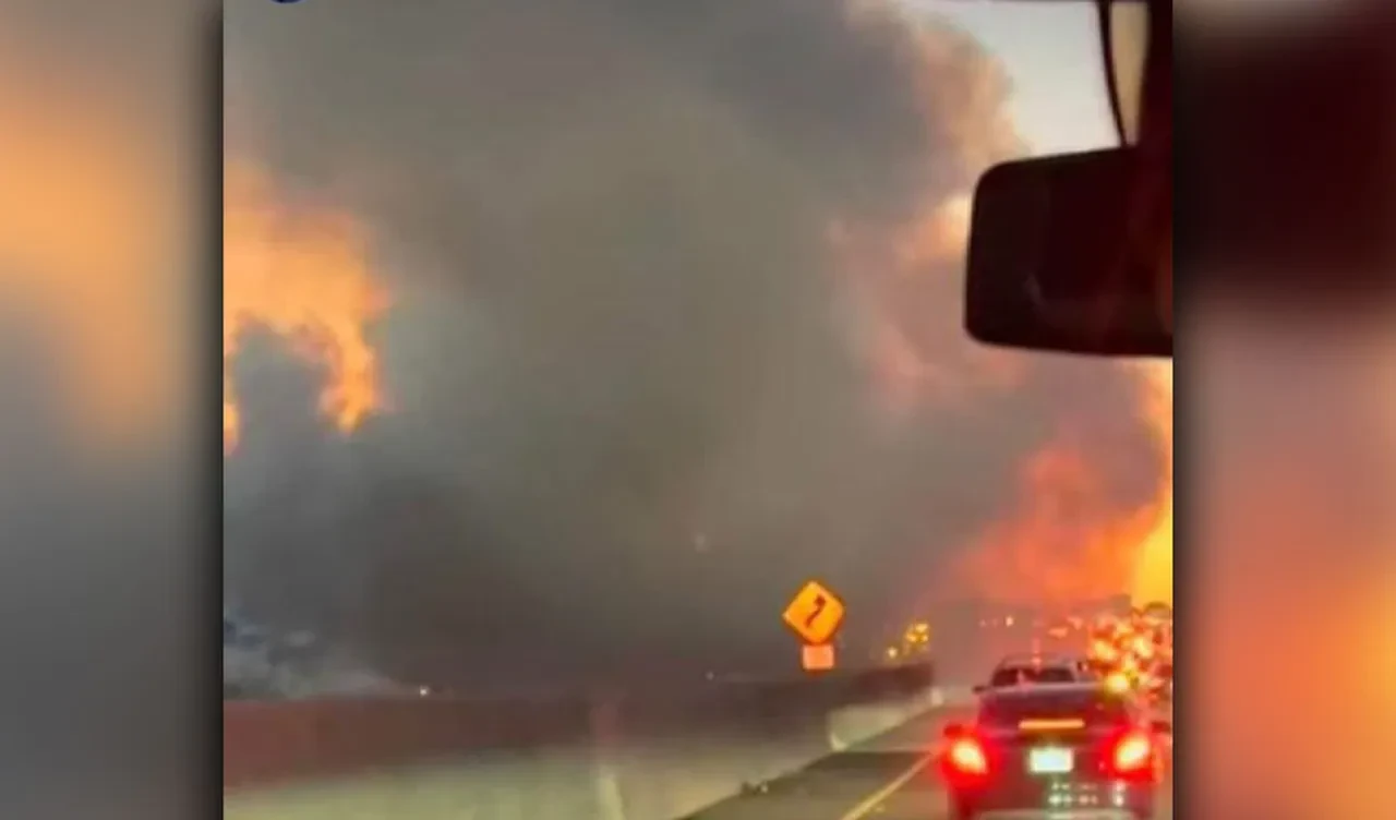 ABD'de helikopter otoyola düştü! Kaza anları böyle kayda alındı